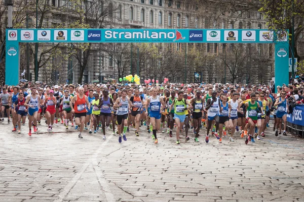 Atletas que participan en la media maratón de Stramilano — Foto de Stock