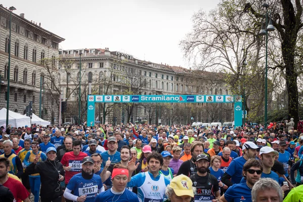 Idrettsutøvere som deltar i halvmaraton med Stramilano – stockfoto