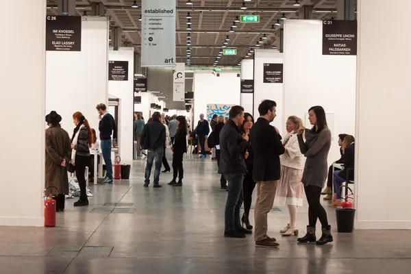 Persone in visita a Miart 2014 a Milano — Foto Stock