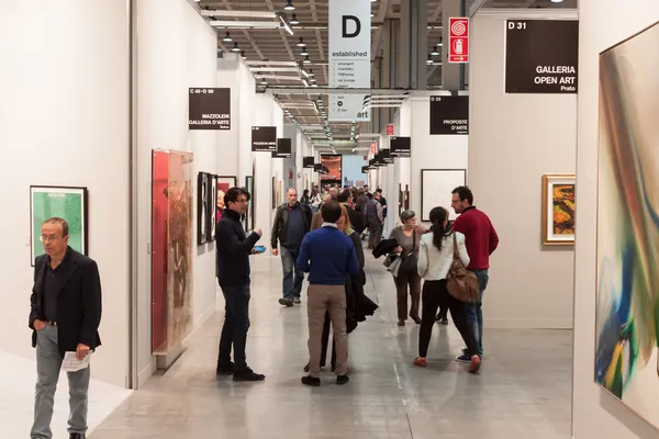 Persone in visita a Miart 2014 a Milano — Foto Stock