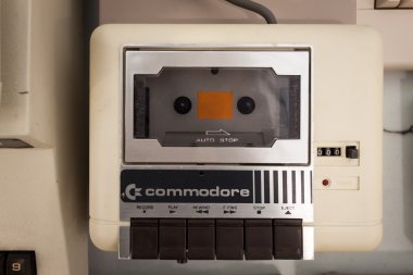 Commodore kaset çalar robot ve yapımcıları gösterisi
