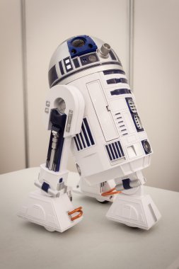 R2-d2 modelini robot ve yapımcıları gösterisi