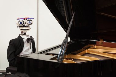 robot ve yapımcıları gösterisinde piyano robot