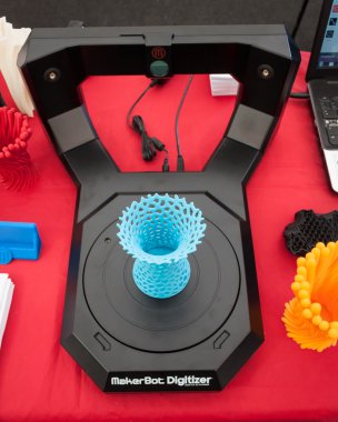 Robot ve yapımcıları göstermek 3D tarayıcı