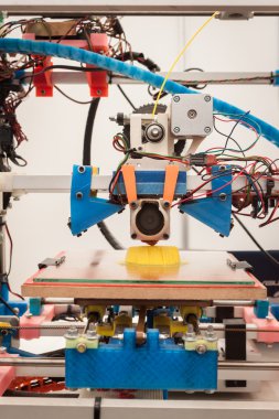 Robot ve yapımcıları göster: 3D printerlere harcama maddeler