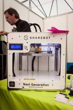 Robot ve yapımcıları göster: 3D printerlere harcama maddeler