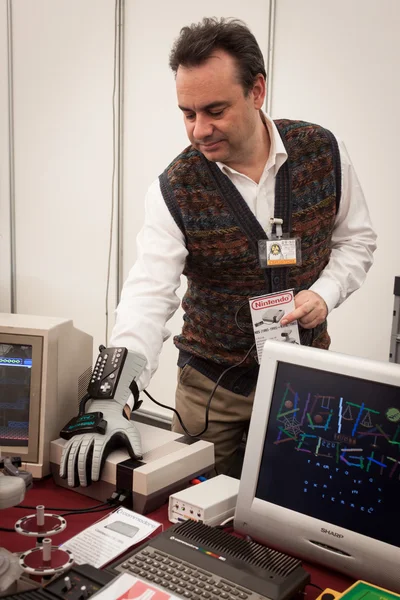 Guy with electronic glove at Robot and Makers Show — Stock Photo, Image