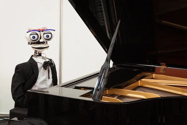 Робот играет на фортепиано на выставке роботов и мастеров — стоковое фото