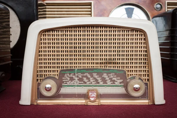 Vintage radio på robot och beslutsfattare show — Stockfoto