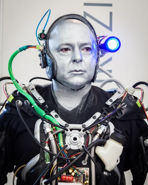 Humanoid na robota a tvůrci show — Stock fotografie