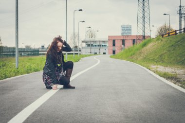 Sokağın ortasında poz uzun saçlı güzel kız