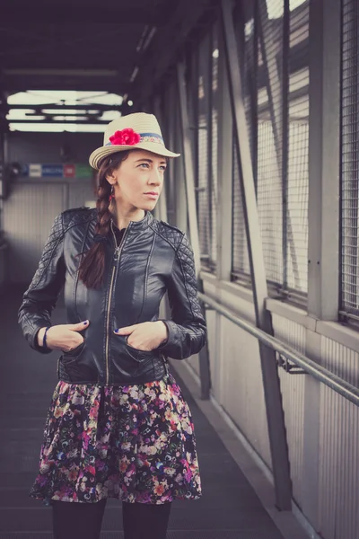 Söt flicka med hatt och läder jacka poserar — Stockfoto