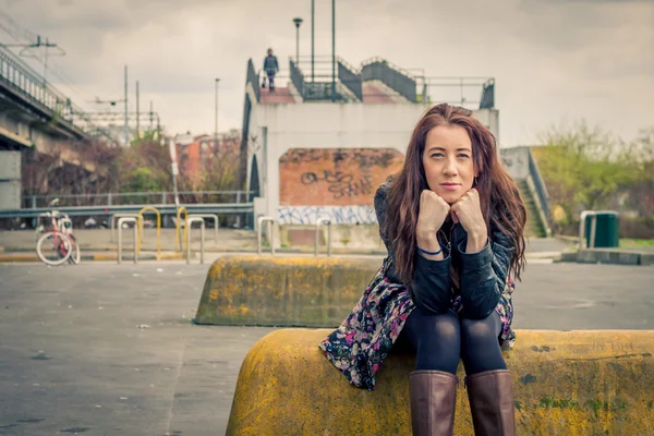 Pretty girl sitting in the street — Stock Photo, Image