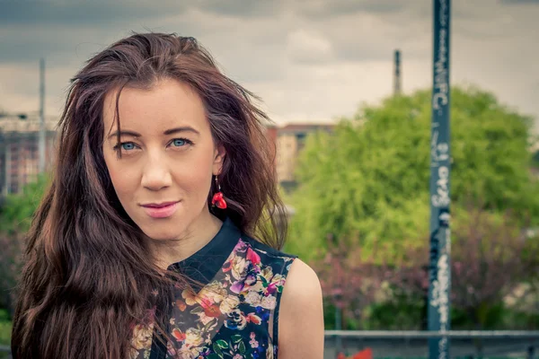 Pretty girl posing in the street — Stock Photo, Image