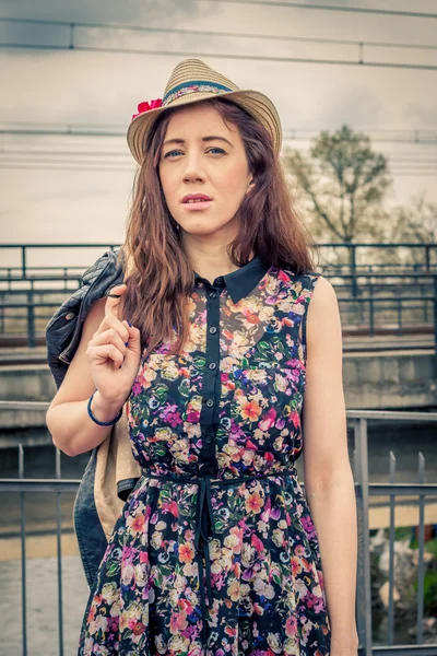 Chica bonita posando en la calle — Foto de Stock