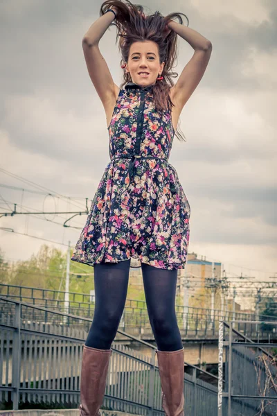 Söt flicka poserar på järnvägsbro — Stockfoto
