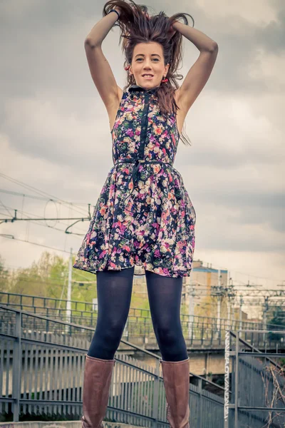 Chica bonita posando en el puente del ferrocarril — Foto de Stock