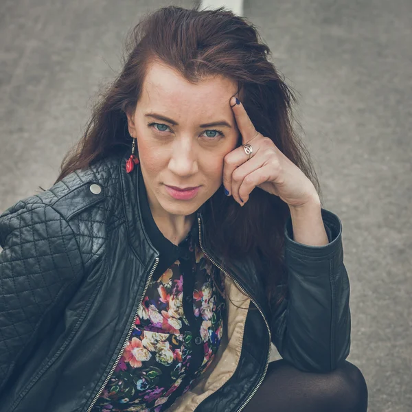 Pretty girl with long hair posing in the street — Stock Photo, Image