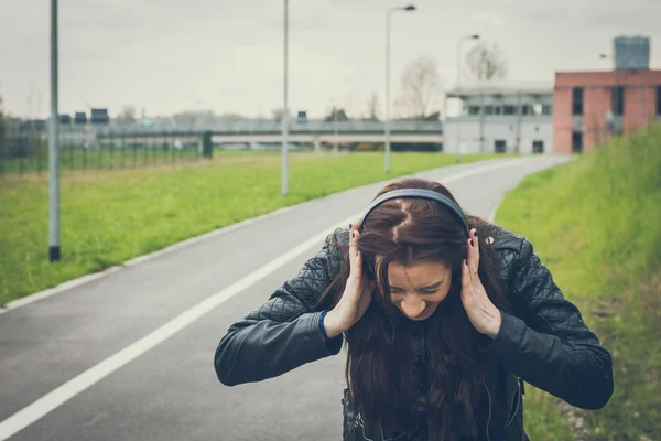 Chica bonita con el pelo largo escuchando música — Foto de Stock