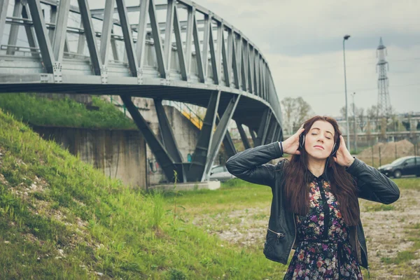 Mooi meisje met lange haren luisteren naar muziek — Stockfoto