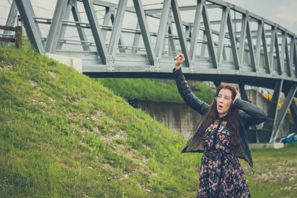 Bella ragazza con i capelli lunghi ascoltando musica — Foto Stock