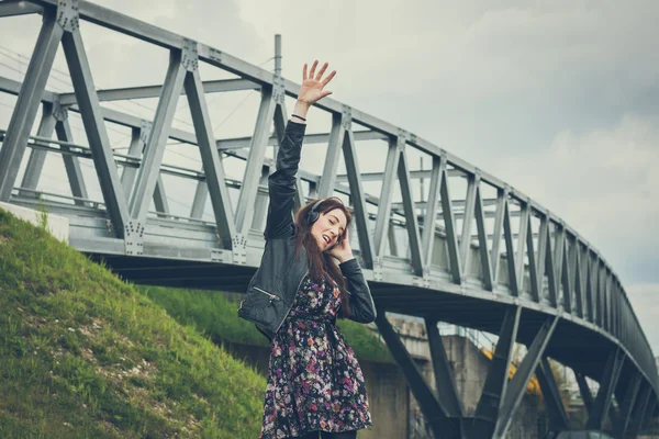 Bella ragazza con i capelli lunghi ascoltando musica — Foto Stock