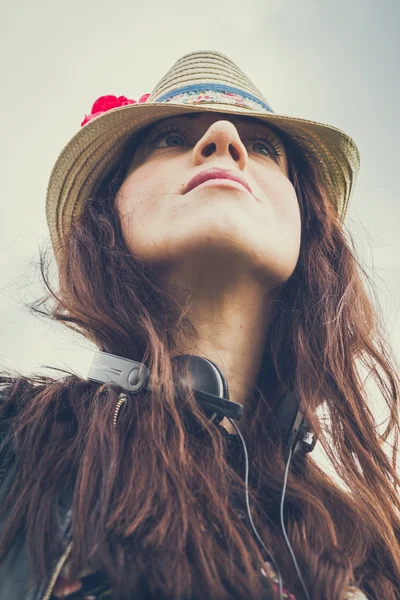 Şapka ile güzel bir kız portresi — Stok fotoğraf