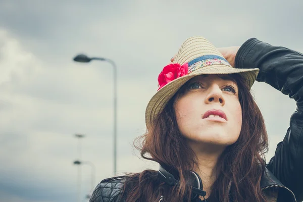 Ritratto di bella ragazza con cappello — Foto Stock