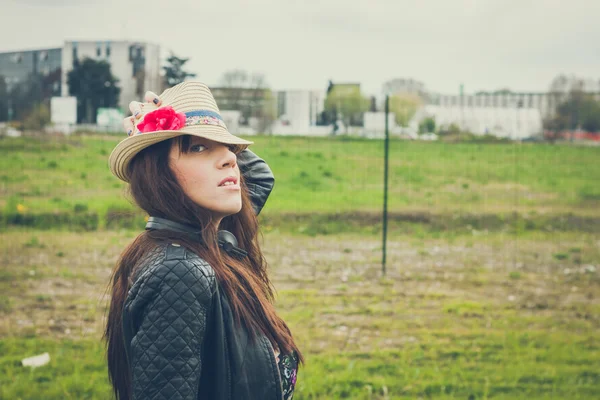 Mooi meisje met lange haren poseren in de straat — Stockfoto