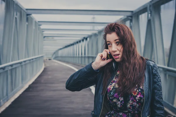 Mooi meisje met lange haren praten over telefoon — Stockfoto