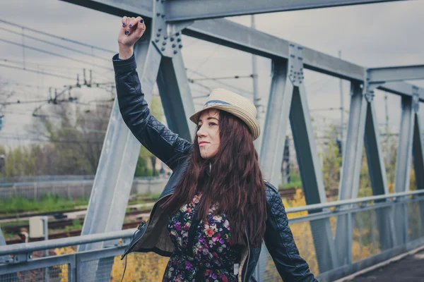 Güzel bir kız bir köprü üzerinde dans — Stok fotoğraf