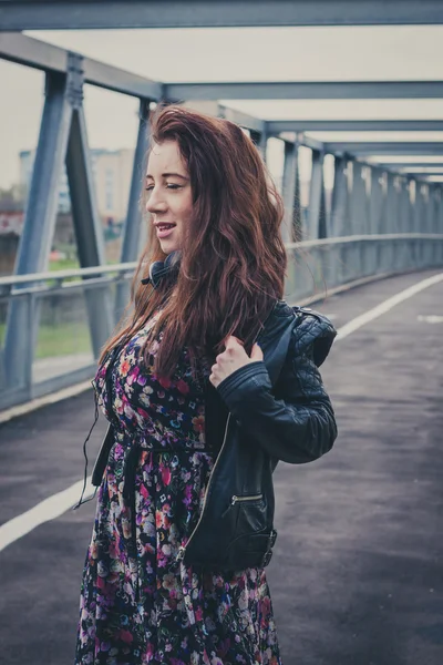 Mooi meisje die zich voordeed op een brug — Stockfoto