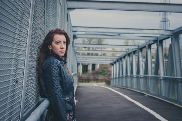 Hübsches Mädchen posiert auf einer Brücke — Stockfoto