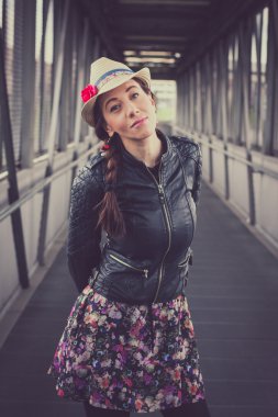 şapkasını ve ceket deri poz güzel kızla