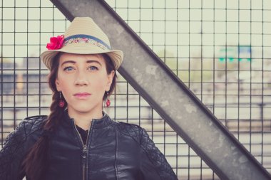 şapkasını ve ceket deri poz güzel kızla