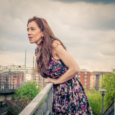 Demiryolu köprüsü üzerinde poz güzel kız