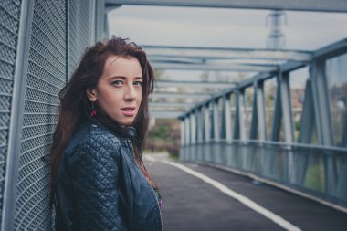 güzel bir kız bir köprüde poz