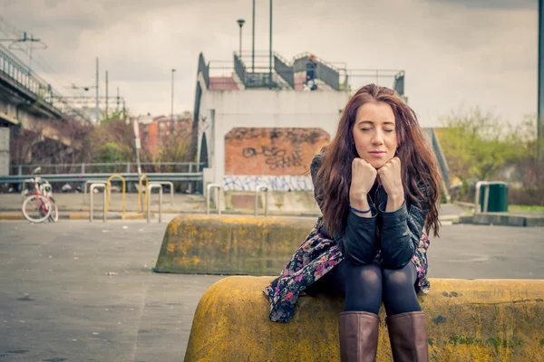 Jolie fille assise dans la rue — Photo