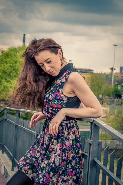 Hübsches Mädchen posiert auf Eisenbahnbrücke — Stockfoto
