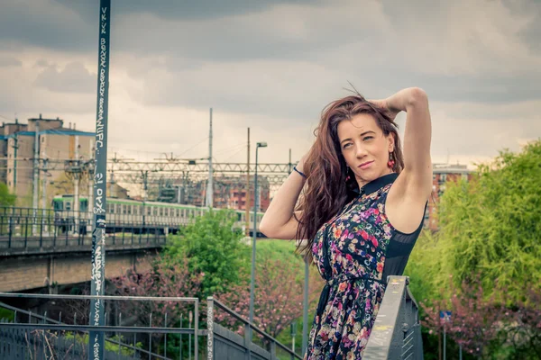 Chica bonita posando en el puente del ferrocarril —  Fotos de Stock