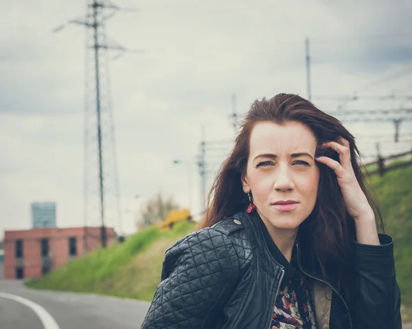 Chica bonita con el pelo largo posando en la calle — Foto de Stock