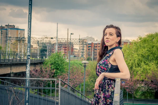 Söt flicka poserar på järnvägsbro — Stockfoto