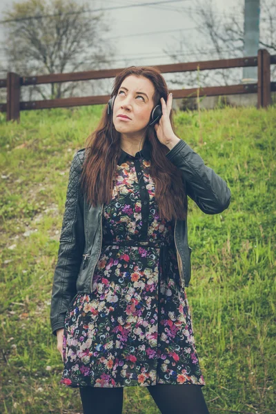 Menina bonita com cabelos longos ouvindo música — Fotografia de Stock