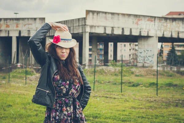 Jolie fille aux cheveux longs posant dans la rue — Photo