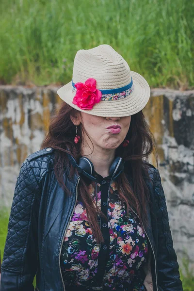 Hübsches Mädchen mit langen Haaren posiert auf der Straße — Stockfoto