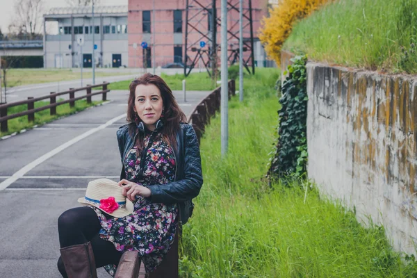 Pretty girl with long hair posing in the street — Stock Photo, Image