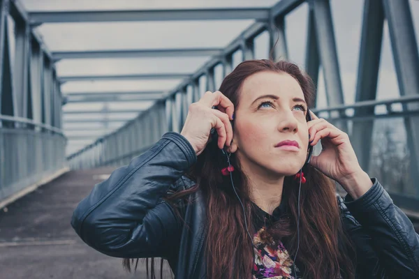 Pretty girl sitting in the middle of the street — Stock Photo, Image