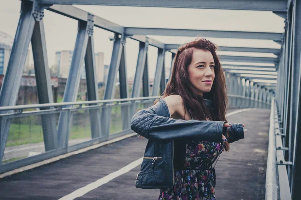 Hübsches Mädchen posiert auf einer Brücke — Stockfoto