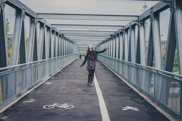 Bella ragazza che cammina felice su un ponte — Foto Stock