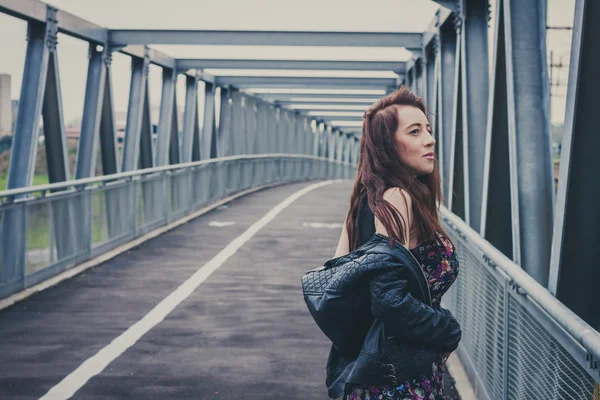 Bella ragazza in posa su un ponte — Foto Stock